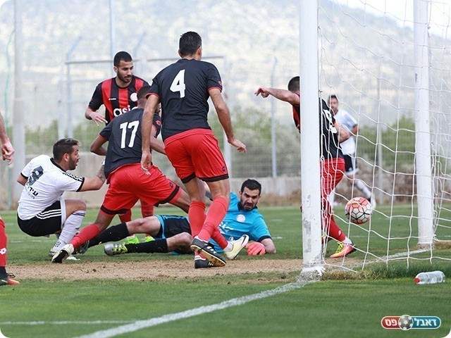 שלומי מראד מנצל את הערבובייה ודוחק פנימה (עדי מלול)